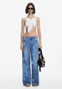Desigual TYLER MCGILLIVARY WIDE LEG FLORAL - Traperice opuštenog kroja - blue