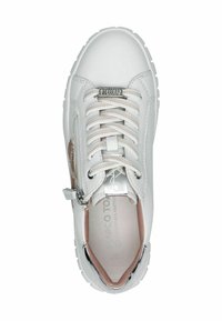 Baskets en cuir blanc avec un bout arrondi, une fermeture éclair texturée sur le côté et des accents argentés. Elles sont dotées de lacets beiges et d'un col rembourré.