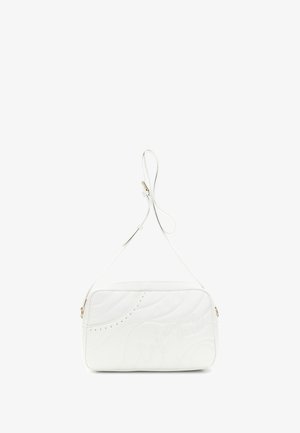 Biała pikowana torba o gładkiej fakturze, z paskiem na ramię, tłoczonym logo oraz dekoracyjnymi złotymi akcentami.