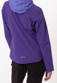 Lila Softshell-Jacke mit einer kontrastierenden blauen Kapuze, die eine glatte Textur, eine taillierte Silhouette und ein Logo auf dem unteren Rücken aufweist.