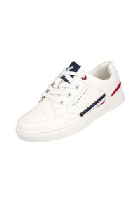 Zapatilla blanca con parte superior de cuero suave, rayas contrastantes en azul marino y rojo, diseño de puntera perforada y suela de goma blanca. Cierre con cordones.