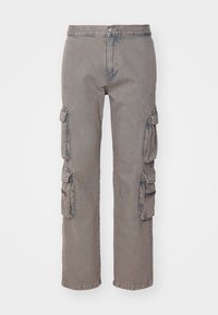 Pantaloni cargo in denim grigio scolorito con più tasche laterali, design a gamba dritta e dettagli di cucitura visibili.