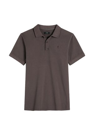 Brązowa koszulka polo z krótkim rękawem, kołnierzykiem i plisą z dwoma guzikami, z subtelnym haftem logo na lewej piersi.