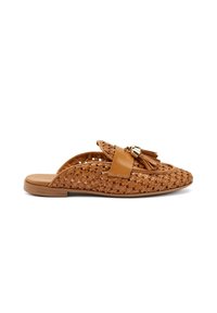 Scarpa slip-on in paglia intrecciata color beige con cinturino in pelle e frange decorative; presenta una suola piatta e un design aperto sul retro per facilitare la calzata.