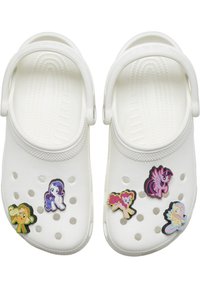 Białe plastikowe klapki z otworami wentylacyjnymi, z kolorowymi akcentami postaci w różnych pozycjach na przodzie. Dołączony regulowany pasek na piętę.