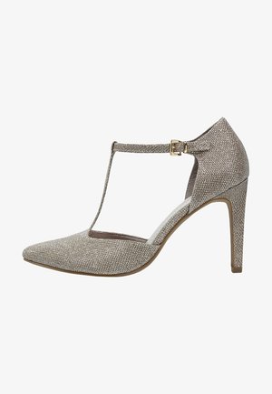 Chaussure à talon aiguille à bout pointu en tissu métallique beige clair, avec un bracelet en T et une boucle sur la cheville.