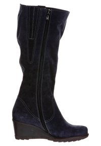 Botas de ante azul marino hasta la rodilla con costuras blancas en contraste, cierre con cremallera lateral y un tacón cuña para mayor altura y soporte.