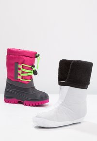 Dos botas de niños: a la izquierda, rosa y gris con cordones verdes, material texturizado; a la derecha, tela blanca con un puño de fieltro negro, textura suave.