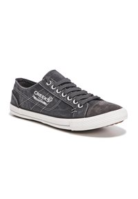 Sneakers in tela nera con suola in gomma bianca, caratterizzati da punta rotonda, lacci e dettaglio logo laterale; tessuto strutturato con accenti a contrasto.