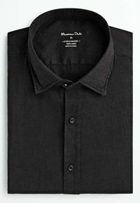 Chemise en lin noire pliée avec boutons et col pointu, étiquette XL de la marque Maximo Dutti, fabriquée en Chine, présentée sur fond blanc.