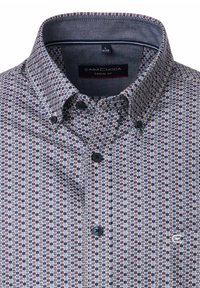 Heren casual overhemd met knoopsluiting in een geometrisch patroon in blauw, wit en rood, voorzien van een button-down kraag en donkere knopen.