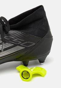 adidas Performance F50 LEAGUE MID SG - Botas de fútbol para terrenos blandos - core black/iron metallic/gold metallic