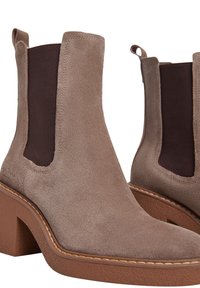 Taupe semišové kotníkové boty s hnědými elastickými panely po stranách, poutky a robustními hnědými gumovými blokovými podpatky.