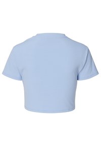 Jasnoniebieski prążkowany crop top z krótkimi rękawami, okrągłym dekoltem i wykończeniem szwem. Gładka tekstura i dopasowany krój.