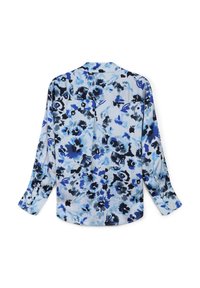 Blusa floreale con maniche lunghe, caratterizzata da uno sfondo azzurro chiaro e da motivi floreali blu scuro, neri e acquamarina. Tessuto morbido e taglio comodo.