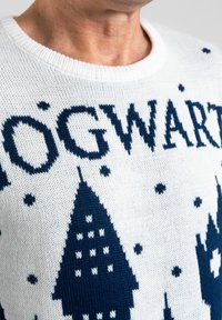 Maglione bianco lavorato a maglia con il testo "HOGWARTS" blu scuro e motivi ad albero. Texture liscia con scollatura tonda. Design dettagliato in stile pixel.
