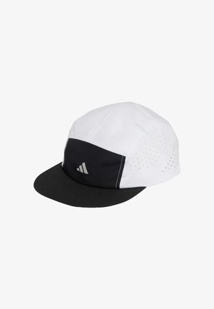 Witte hardlooppet met een zwart frontpaneel, voorzien van geperforeerde accenten voor ventilatie en een gebogen zwart vizier. Adidas-logo afgebeeld.