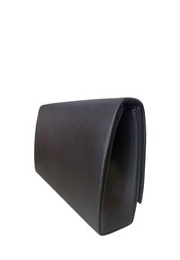 Borsa a mano nera rettangolare realizzata in materiale texturizzato, dotata di una cerniera e bordi lisci per un design raffinato.