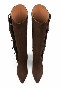 Botas de ante marrón sobre la rodilla con punta afilada y detalles de flecos en el costado, que cuentan con un forro interior suave.