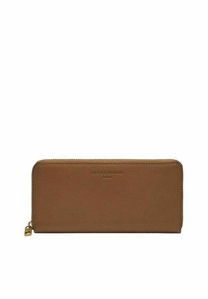 Cartera marrón de cuero con cremallera alrededor, con tirador de cremallera dorado y nombre de la marca grabado en relieve en el centro del frontal.