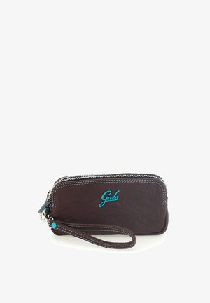 Piccola pochette da polso in pelle marrone scuro con logo blu e doppia chiusura con zip, con cinturino da polso abbinato e bottone blu.