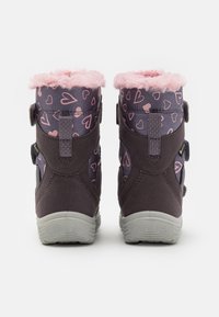 Violetinės vaikų botai su rožinėmis širdelėmis, tekstūruota audinio medžiaga, pūkuota pamušala ir Velcro sagtimis. Pilkas gumos padas.