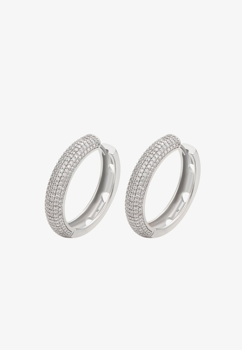 Strieborné kruhové náušnice s textúrovaným povrchom zdobené viacerými malými priehľadnými drahokamami, s hladkým vnútorným okrajom a šikmými koncami.