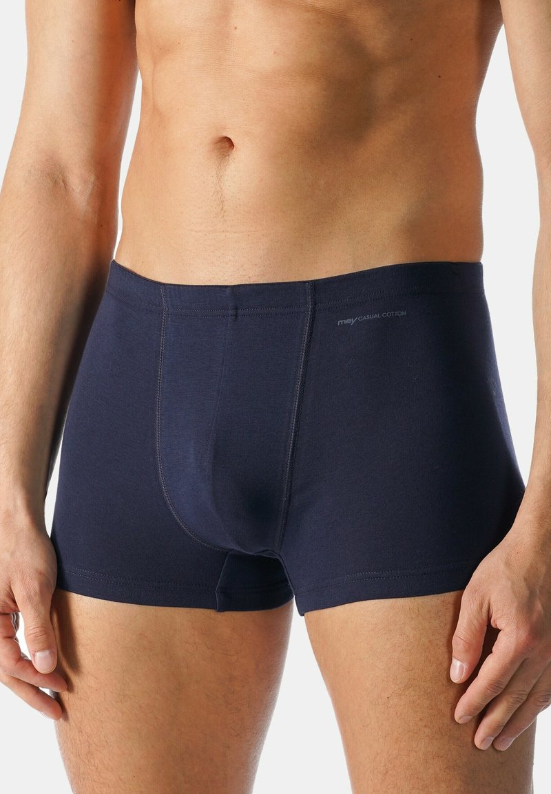 Boxers en coton bleu marine avec un design ajusté, texture lisse et détails de couture contrastants le long des coutures.