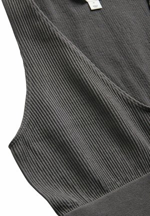 Grijze geribbelde tanktop met een gestructureerd oppervlak, met een v-hals en een aansluitende onderband. Etikette zichtbaar bij de nek.