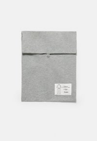 Szare bawełniane opakowanie na zestaw piżam z klapką złożoną do środka. Zawiera zapięcie na guziki oraz etykietę z informacjami o rozmiarze i schemacie wzoru.