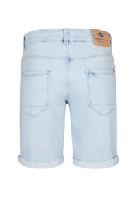 Shorts en denim bleu clair avec ourlet retroussé, dotés de deux poches arrière et d'une étiquette de marque en cuir marron à la ceinture.