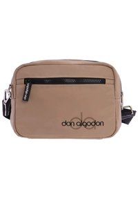 Bolso de hombro de nailon beige con una cremallera negra, que presenta un logo en negro y una correa desmontable, de forma rectangular y textura suave.