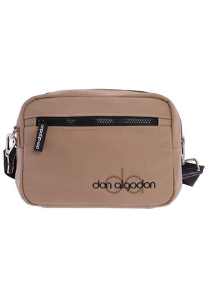 Bolso de hombro de nailon beige con una cremallera negra, que presenta un logo en negro y una correa desmontable, de forma rectangular y textura suave.