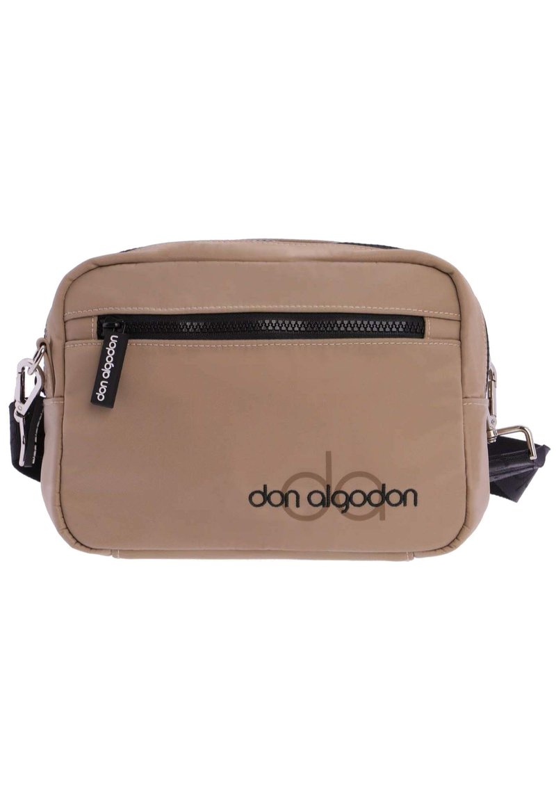 Bolso de hombro de nailon beige con una cremallera negra, que presenta un logo en negro y una correa desmontable, de forma rectangular y textura suave.