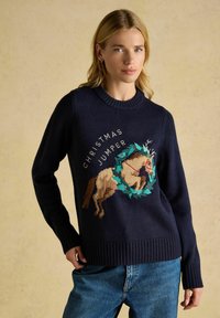 Marineblauer Strickpullover mit einem bestickten Pferd- und Kranzdesign sowie dem Text "WEIHNACHTSPULLOVER". Gerippter Ausschnitt und Bündchen.