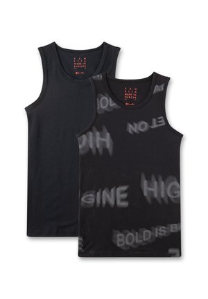 Zwei schwarze Tanktops: eins einfarbig und eins mit einem verblassten Textmuster. Beide haben runde Ausschnitte und sind aus einem weichen, dehnbaren Stoff gefertigt.