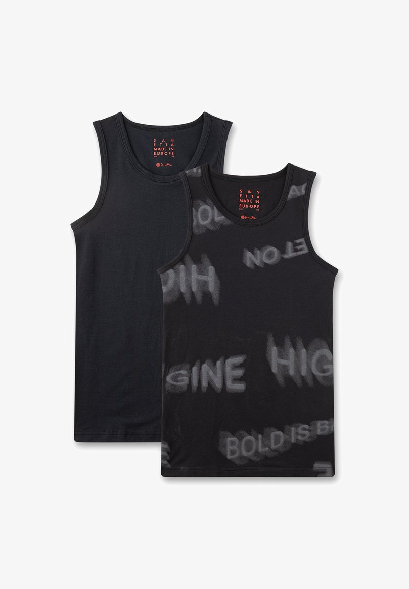 Zwei schwarze Tanktops: eins einfarbig und eins mit einem verblassten Textmuster. Beide haben runde Ausschnitte und sind aus einem weichen, dehnbaren Stoff gefertigt.