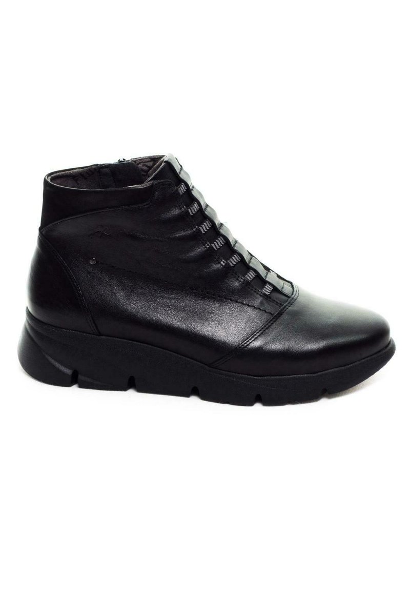 Botas de cuero negras hasta el tobillo con punta redonda, que presentan un upper texturizado, un diseño con cordones y una suela de goma resistente.