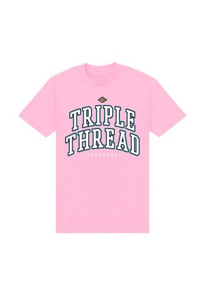 Lyserød T-shirt med korte ærmer med stor, fed hvid tekst med sort omrids "TRIPLE THREAD" og mindre tekst "HOOPWEAR" under midterste bryst.