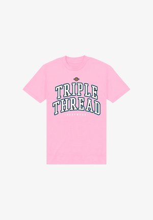 Jasnoróżowa koszulka z krótkim rękawem z dużym, wyraźnym napisem "TRIPLE THREAD" w białym kolorze z czarnym obrysem oraz mniejszym napisem "HOOPWEAR" poniżej na środku klatki piersiowej.