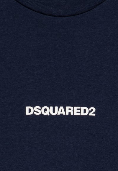 Camiseta de algodón azul marino oscuro con un logo frontal blanco que dice "DSQUARED2." Textura suave con un cuello redondo clásico.