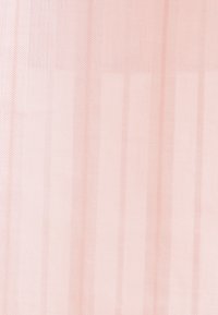 Tissu rose clair avec des rayures verticales dans des nuances variées et des motifs texturés subtils.