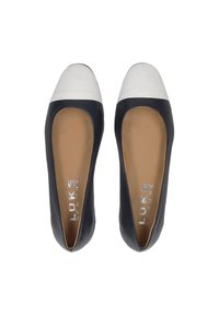 Navyblaue Leder-Ballerinas mit einer weißen Kappe, glatter Textur, runder Form und einer gepolsterten beigen Innensohle.