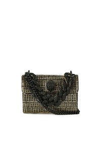 Borsa a mano intrecciata nera con un motivo geometrico testurizzato, dotata di una tracolla in catena intrecciata e una chiusura decorativa sul davanti.