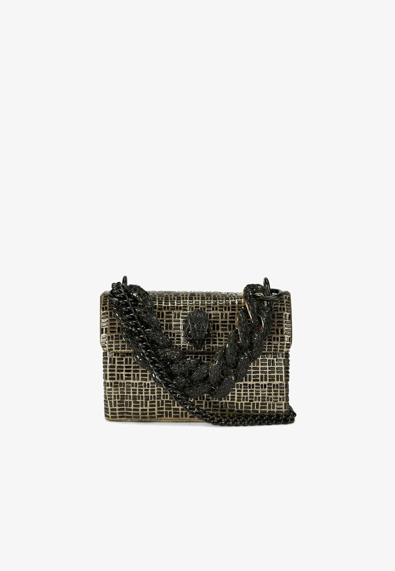 Borsa a mano intrecciata nera con un motivo geometrico testurizzato, dotata di una tracolla in catena intrecciata e una chiusura decorativa sul davanti.