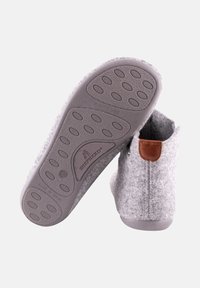 Szare ankle boots z gumową podeszwą, z brązowym skórzanym akcentem oraz teksturowanymi wzorami na podeszwie dla lepszej przyczepności.