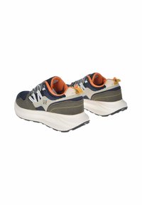 Sneaker blu navy e grigie con texture in rete e scamosciato; suola intermedia bianca e dettagli arancioni; dotate di lacci e logo "GAP" sul lato.