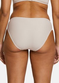Bas bikini beige sans couture en tissu doux, avec un bord surpiqué, un design couvrant intégralement et sans matériel visible.