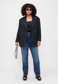 ONLY Carmakoma CARWILLY MID - Tiesaus kirpimo džinsai - dark blue denim