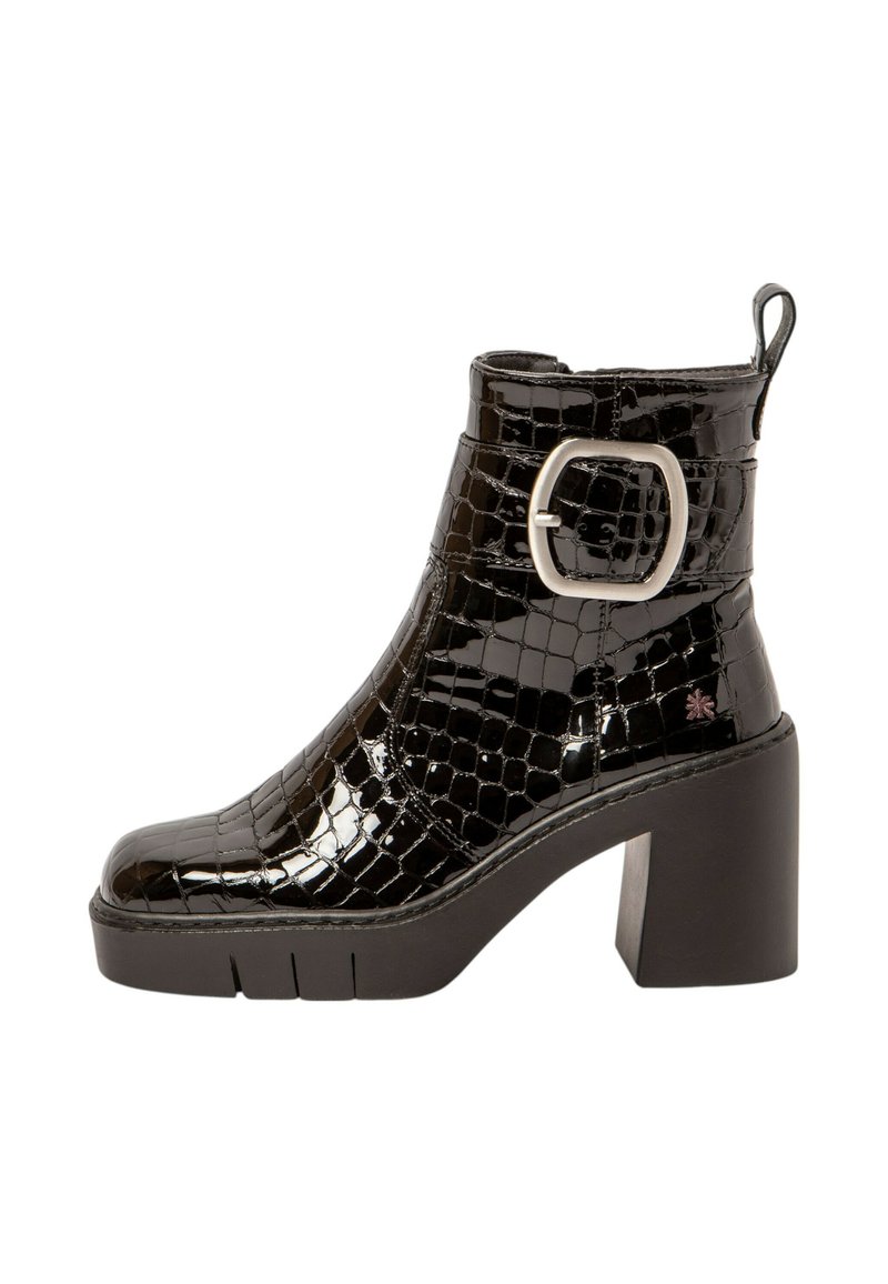 Botte chelsea noire en vernis avec motif crocodile, bout carré, talon bloc haut et accent de boucle en métal argenté sur le côté. Fini texturé et lisse.